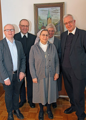 Geistliche vor Bild des Paderborner Doms