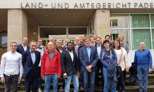 Gruppenbild vor Gericht