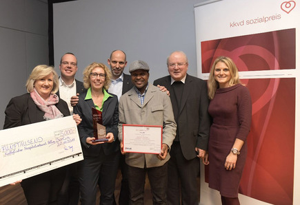 Gruppenbild mit Scheck