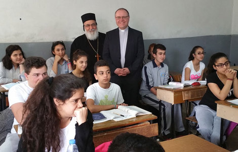 Foto: Zwei Männer in Schulklasse
