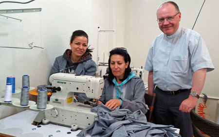 Dr. Witt mit Näherinnen