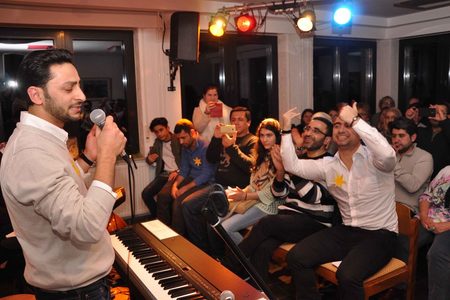 Mann singt vor Publikum