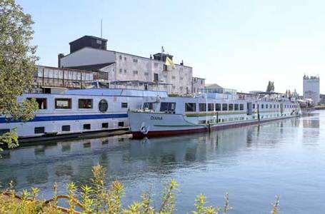 Bild: Schiff am Fluss